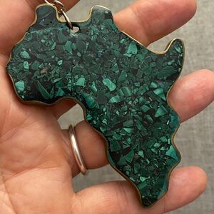 🌍 Genuine Malachite Africa Map Keychain – Crushed Malachite Inlay